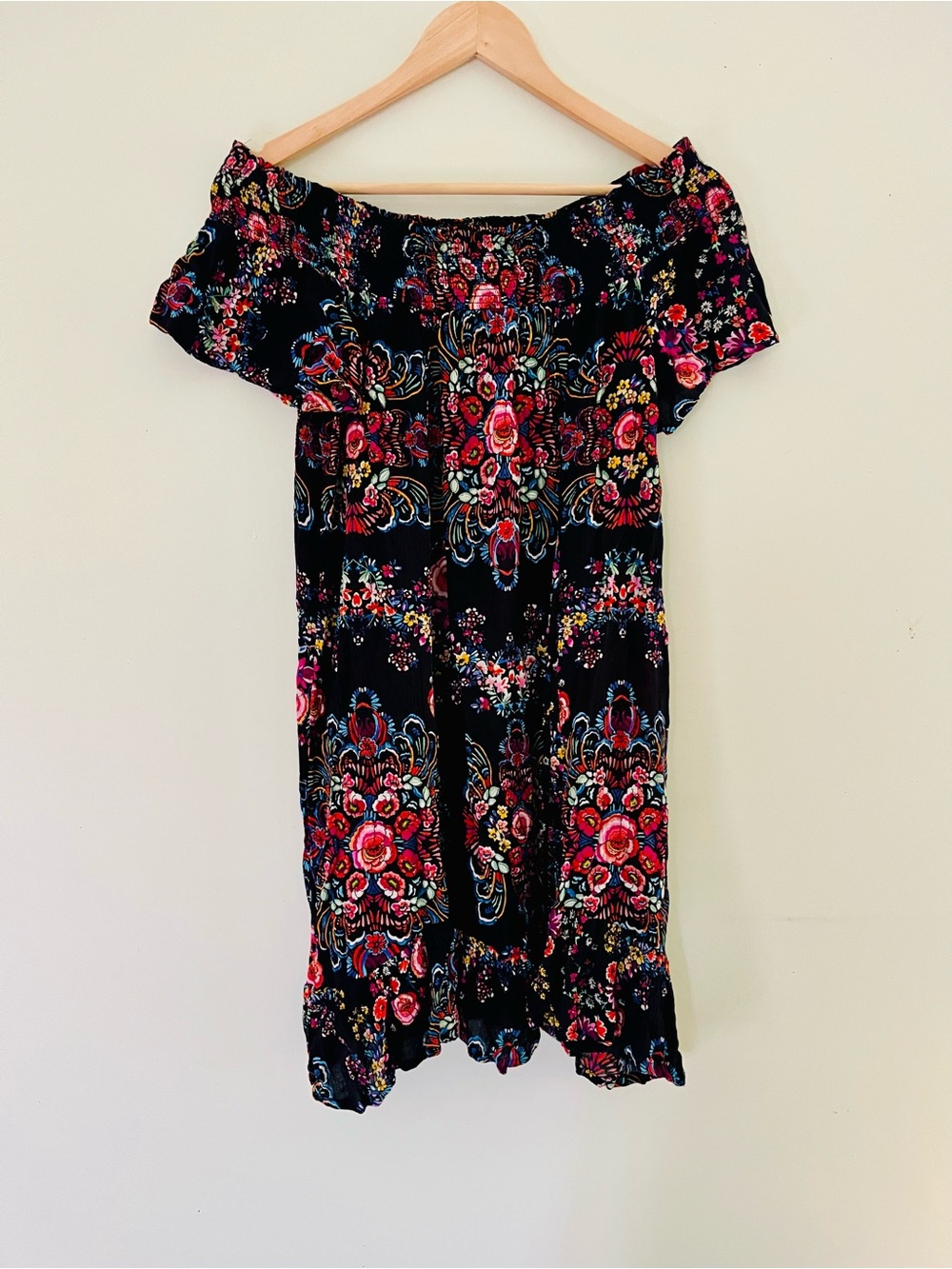 Off-Shoulder Patrins Black Floral Boho Dress